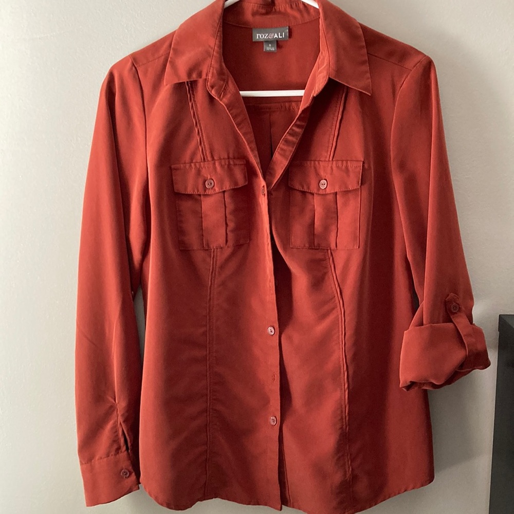 Blouse in excellent condition. Size Small, color red-brown